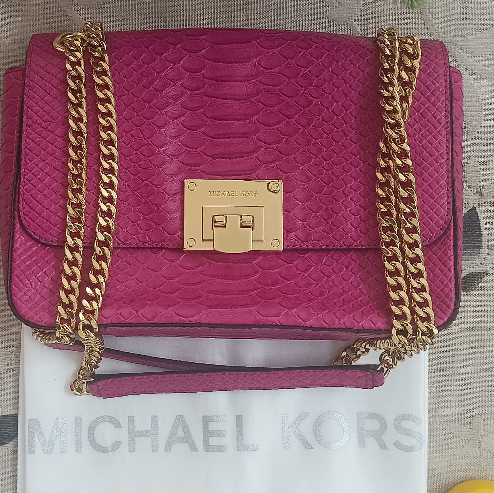 Authentic Michael Kors Tina Medium Shoulder Bag in Fuchsia - Picture 1 of 16